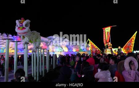 Baotou, Chine, région autonome de Mongolie intérieure. 6 janvier, 2017. Les touristes visitent la lanterne de glace et de neige de la ville de Baotou, juste au nord de la Chine, région autonome de Mongolie intérieure, le 6 janvier 2017. © Jia Lijun/Xinhua/Alamy Live News Banque D'Images