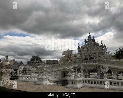 La Chine. Jan 7, 2017. 72017 Thailand-January : (usage éditorial uniquement. Chine).Le Temple blanc en Thaïlande, le 7 janvier 2017.Wat Rong Khun, peut-être mieux connus pour les étrangers comme le Temple blanc, est un contemporain, original, propriété privée, exposition d'œuvres d'art dans le style d'un temple bouddhiste dans la province de Chiang Rai, Thaïlande. Il est administré par Chalermchai Kositpipat, qui a conçu, construit, et l'a ouverte aux visiteurs en 1997. © SIPA Asie/ZUMA/Alamy Fil Live News Banque D'Images