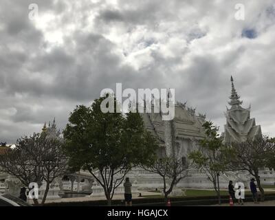 La Chine. Jan 7, 2017. 72017 Thailand-January : (usage éditorial uniquement. Chine).Le Temple blanc en Thaïlande, le 7 janvier 2017.Wat Rong Khun, peut-être mieux connus pour les étrangers comme le Temple blanc, est un contemporain, original, propriété privée, exposition d'œuvres d'art dans le style d'un temple bouddhiste dans la province de Chiang Rai, Thaïlande. Il est administré par Chalermchai Kositpipat, qui a conçu, construit, et l'a ouverte aux visiteurs en 1997. © SIPA Asie/ZUMA/Alamy Fil Live News Banque D'Images