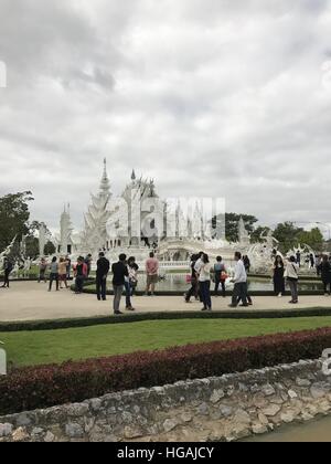 La Chine. Jan 7, 2017. 72017 Thailand-January : (usage éditorial uniquement. Chine).Le Temple blanc en Thaïlande, le 7 janvier 2017.Wat Rong Khun, peut-être mieux connus pour les étrangers comme le Temple blanc, est un contemporain, original, propriété privée, exposition d'œuvres d'art dans le style d'un temple bouddhiste dans la province de Chiang Rai, Thaïlande. Il est administré par Chalermchai Kositpipat, qui a conçu, construit, et l'a ouverte aux visiteurs en 1997. © SIPA Asie/ZUMA/Alamy Fil Live News Banque D'Images