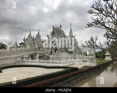 La Chine. Jan 7, 2017. 72017 Thailand-January : (usage éditorial uniquement. Chine).Le Temple blanc en Thaïlande, le 7 janvier 2017.Wat Rong Khun, peut-être mieux connus pour les étrangers comme le Temple blanc, est un contemporain, original, propriété privée, exposition d'œuvres d'art dans le style d'un temple bouddhiste dans la province de Chiang Rai, Thaïlande. Il est administré par Chalermchai Kositpipat, qui a conçu, construit, et l'a ouverte aux visiteurs en 1997. © SIPA Asie/ZUMA/Alamy Fil Live News Banque D'Images