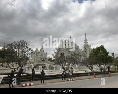 La Chine. Jan 7, 2017. 72017 Thailand-January : (usage éditorial uniquement. Chine).Le Temple blanc en Thaïlande, le 7 janvier 2017.Wat Rong Khun, peut-être mieux connus pour les étrangers comme le Temple blanc, est un contemporain, original, propriété privée, exposition d'œuvres d'art dans le style d'un temple bouddhiste dans la province de Chiang Rai, Thaïlande. Il est administré par Chalermchai Kositpipat, qui a conçu, construit, et l'a ouverte aux visiteurs en 1997. © SIPA Asie/ZUMA/Alamy Fil Live News Banque D'Images