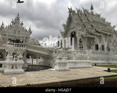 La Chine. Jan 7, 2017. 72017 Thailand-January : (usage éditorial uniquement. Chine).Le Temple blanc en Thaïlande, le 7 janvier 2017.Wat Rong Khun, peut-être mieux connus pour les étrangers comme le Temple blanc, est un contemporain, original, propriété privée, exposition d'œuvres d'art dans le style d'un temple bouddhiste dans la province de Chiang Rai, Thaïlande. Il est administré par Chalermchai Kositpipat, qui a conçu, construit, et l'a ouverte aux visiteurs en 1997. © SIPA Asie/ZUMA/Alamy Fil Live News Banque D'Images