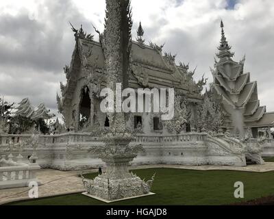 La Chine. Jan 7, 2017. 72017 Thailand-January : (usage éditorial uniquement. Chine).Le Temple blanc en Thaïlande, le 7 janvier 2017.Wat Rong Khun, peut-être mieux connus pour les étrangers comme le Temple blanc, est un contemporain, original, propriété privée, exposition d'œuvres d'art dans le style d'un temple bouddhiste dans la province de Chiang Rai, Thaïlande. Il est administré par Chalermchai Kositpipat, qui a conçu, construit, et l'a ouverte aux visiteurs en 1997. © SIPA Asie/ZUMA/Alamy Fil Live News Banque D'Images