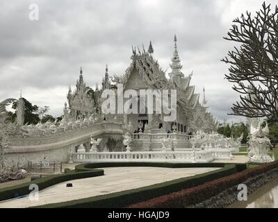 La Chine. Jan 7, 2017. 72017 Thailand-January : (usage éditorial uniquement. Chine).Le Temple blanc en Thaïlande, le 7 janvier 2017.Wat Rong Khun, peut-être mieux connus pour les étrangers comme le Temple blanc, est un contemporain, original, propriété privée, exposition d'œuvres d'art dans le style d'un temple bouddhiste dans la province de Chiang Rai, Thaïlande. Il est administré par Chalermchai Kositpipat, qui a conçu, construit, et l'a ouverte aux visiteurs en 1997. © SIPA Asie/ZUMA/Alamy Fil Live News Banque D'Images