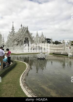 La Chine. Jan 7, 2017. 72017 Thailand-January : (usage éditorial uniquement. Chine).Le Temple blanc en Thaïlande, le 7 janvier 2017.Wat Rong Khun, peut-être mieux connus pour les étrangers comme le Temple blanc, est un contemporain, original, propriété privée, exposition d'œuvres d'art dans le style d'un temple bouddhiste dans la province de Chiang Rai, Thaïlande. Il est administré par Chalermchai Kositpipat, qui a conçu, construit, et l'a ouverte aux visiteurs en 1997. © SIPA Asie/ZUMA/Alamy Fil Live News Banque D'Images