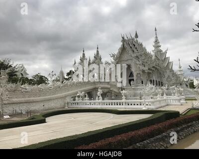 La Chine. Jan 7, 2017. 72017 Thailand-January : (usage éditorial uniquement. Chine).Le Temple blanc en Thaïlande, le 7 janvier 2017.Wat Rong Khun, peut-être mieux connus pour les étrangers comme le Temple blanc, est un contemporain, original, propriété privée, exposition d'œuvres d'art dans le style d'un temple bouddhiste dans la province de Chiang Rai, Thaïlande. Il est administré par Chalermchai Kositpipat, qui a conçu, construit, et l'a ouverte aux visiteurs en 1997. © SIPA Asie/ZUMA/Alamy Fil Live News Banque D'Images