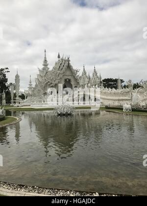 La Chine. Jan 7, 2017. 72017 Thailand-January : (usage éditorial uniquement. Chine).Le Temple blanc en Thaïlande, le 7 janvier 2017.Wat Rong Khun, peut-être mieux connus pour les étrangers comme le Temple blanc, est un contemporain, original, propriété privée, exposition d'œuvres d'art dans le style d'un temple bouddhiste dans la province de Chiang Rai, Thaïlande. Il est administré par Chalermchai Kositpipat, qui a conçu, construit, et l'a ouverte aux visiteurs en 1997. © SIPA Asie/ZUMA/Alamy Fil Live News Banque D'Images