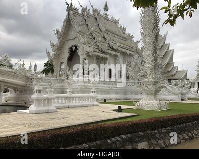 La Chine. Jan 7, 2017. 72017 Thailand-January : (usage éditorial uniquement. Chine).Le Temple blanc en Thaïlande, le 7 janvier 2017.Wat Rong Khun, peut-être mieux connus pour les étrangers comme le Temple blanc, est un contemporain, original, propriété privée, exposition d'œuvres d'art dans le style d'un temple bouddhiste dans la province de Chiang Rai, Thaïlande. Il est administré par Chalermchai Kositpipat, qui a conçu, construit, et l'a ouverte aux visiteurs en 1997. © SIPA Asie/ZUMA/Alamy Fil Live News Banque D'Images