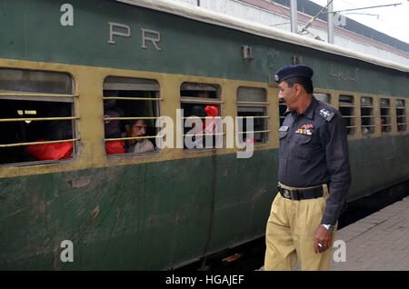 Lahore. 6 janvier, 2017. Un policier monte la garde comme un train transportant des pêcheurs indiens parution arrive à la gare de Lahore dans l'est du Pakistan, Lahore, le 6 janvier 2017. Le Pakistan a libéré le jeudi 219 pêcheurs indiens dans un geste de bonne volonté qui s'était égarée dans ses eaux. © Jamil Ahmed/Xinhua/Alamy Live News Banque D'Images