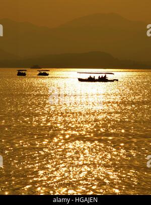 Hangzhou, Hangzhou, Chine. Jan 7, 2017. Hangzhou, Chine - 19 novembre 2013 : (usage éditorial uniquement. Chine).Le lac de l'Ouest à Hangzhou, capitale de la Chine de l'est la province du Zhejiang, le 19 novembre 2013. © SIPA Asie/ZUMA/Alamy Fil Live News Banque D'Images