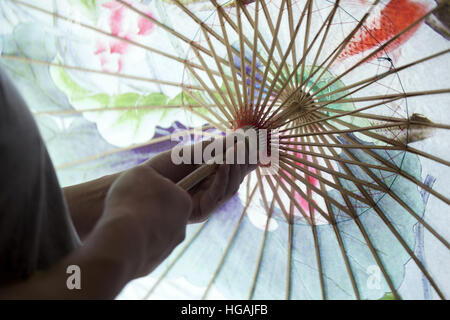 Hangzhou, Hangzhou, Chine. Jan 7, 2017. Un magasin de parapluie de papier-huile à Hangzhou, capitale de la Chine de l'est la province de Zhejiang. © SIPA Asie/ZUMA/Alamy Fil Live News Banque D'Images