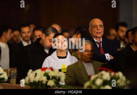 Le Caire, Égypte. 6 janvier, 2017. Les chrétiens coptes égyptiens assister à la célébration de Noël en la cathédrale copte orthodoxe dans le district de Abbassia Caire le 6 janvier 2017 © Amr Sayed/APA/Images/fil ZUMA Alamy Live News Banque D'Images