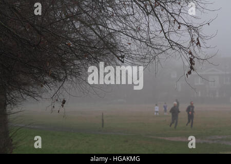 Wimbledon London,UK. 7 janvier 2017. Les coureurs sur un mat gris matin sur Wimbledon Common Crédit : amer ghazzal/Alamy Live News Banque D'Images