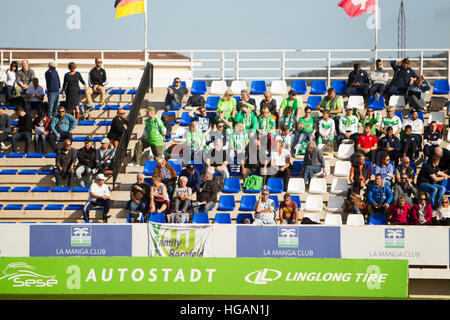 Murcia, Espagne. Jan 7, 2017. Wolfsburg fans attendre le début de l'amical de football entre VfL Wolfsburg et SC Heerenveen en Murcie, Espagne, le 7 janvier 2017. Photo : Pascu Mendez/dpa/Alamy Live News Banque D'Images