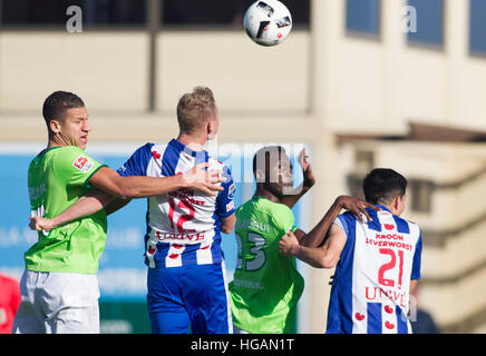 Murcia, Espagne. 07Th Jan, 2017. L'Wolfsburger Jeffrey Nergal (l) et Josuha Guilavogui (2.f.r.) aller pour le ballon entre Doke Schmidt (2.f.l.) et Yuki Kobayashi (r) de heerenveen durant la coupe friendly entre VfL Wolfsburg et SC Heerenveen en Murcie, Espagne, le 7 janvier 2017 Photo : Pascu Mendez/dpa/Alamy Live News Banque D'Images