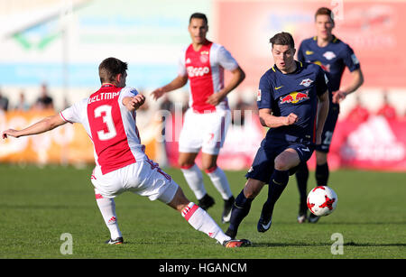 Ferreiras, Portugal. Jan 7, 2017. Marcel Sabitzer de Leipzig et de l'Ajax Joel Veltman (l) rivalisent pour la balle au cours d'un amical de football entre Leipzig et l'Ajax d'Amsterdam à Ferreiras, Portugal, 7 janvier 2017. Photo : Jan Woitas/dpa-Zentralbild/dpa/Alamy Live News Banque D'Images