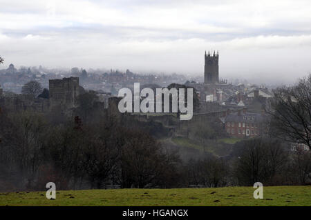 Ludlow, Shropshire, au Royaume-Uni. 7 janvier, 2017. St Laurence's Church spire et Ludlow Castle sur un matin brumeux surplombant la ville dans le Shropshire. © Andrew Compton/Alamy Live News Banque D'Images