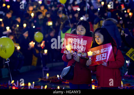 Séoul, Corée du Sud. Jan 7, 2017. Deux jeunes filles tenant un piquet signe pour arrêter le président Park Guen-Hye pendant le rallye contre le président Park Geun-hye sur place Gwanghwamun © Min Won-Ki/ZUMA/Alamy Fil Live News Banque D'Images