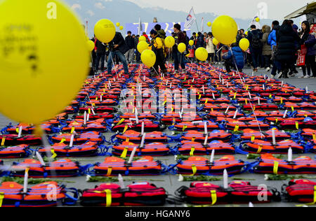 Séoul, Corée du Sud. Jan 7, 2017. Les gilets sont affichés pour rendre hommage aux victimes d'épave ferry Sewol en 2014 pendant le rallye contre le président Park Geun-hye sur place Gwanghwamun © Min Won-Ki/ZUMA/Alamy Fil Live News Banque D'Images