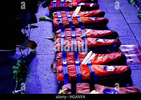 Séoul, Corée du Sud. Jan 7, 2017. Les gilets sont affichés pour rendre hommage aux victimes d'épave ferry Sewol en 2014 pendant le rallye contre le président Park Geun-hye sur place Gwanghwamun © Min Won-Ki/ZUMA/Alamy Fil Live News Banque D'Images