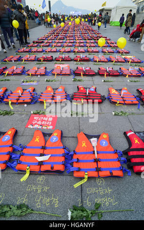 Séoul, Corée du Sud. Jan 7, 2017. Les gilets sont affichés pour rendre hommage aux victimes d'épave ferry Sewol en 2014 pendant le rallye contre le président Park Geun-hye sur place Gwanghwamun © Min Won-Ki/ZUMA/Alamy Fil Live News Banque D'Images