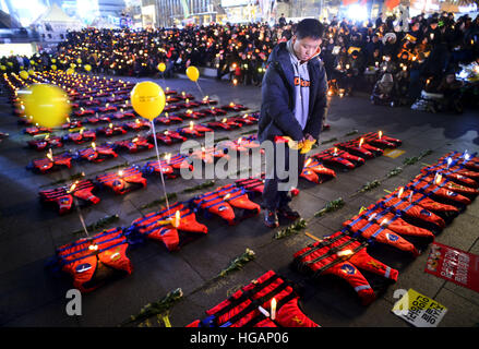 Séoul, Corée du Sud. Jan 7, 2017. Un homme est en hommage aux victimes du ferry coulé Sewol en 2014 pendant le rallye contre le président Park Geun-hye sur place Gwanghwamun © Min Won-Ki/ZUMA/Alamy Fil Live News Banque D'Images