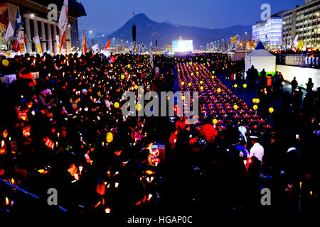 Séoul, Corée du Sud. Jan 7, 2017. Les gilets sont affichés pour rendre hommage aux victimes d'épave ferry Sewol en 2014 pendant le rallye contre le président Park Geun-hye sur place Gwanghwamun © Min Won-Ki/ZUMA/Alamy Fil Live News Banque D'Images