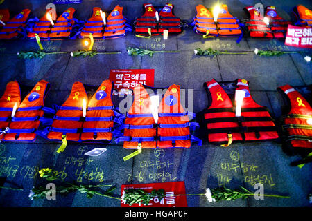 Séoul, Corée du Sud. Jan 7, 2017. Les gilets sont affichés pour rendre hommage aux victimes d'épave ferry Sewol en 2014 pendant le rallye contre le président Park Geun-hye sur place Gwanghwamun © Min Won-Ki/ZUMA/Alamy Fil Live News Banque D'Images