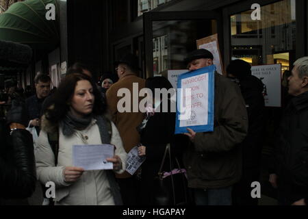 Londres, Royaume-Uni. 7 janvier 2017. Démontrer des manifestants à l'extérieur du magasin Harrods. La manifestation était organisée par l'Organisation des voix du monde trades union à l'appui de serveurs à Harrods, qui l'Union européenne disent ne pas recevoir tout l'argent qui leur est donné comme conseils. Roland Ravenhill/ Alamy Live News Banque D'Images