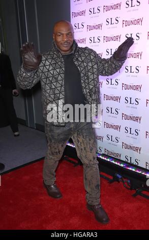 Las Vegas, NV, USA. 6 janvier, 2017. Mike Tyson au niveau des arrivées pour rejoindre sa résidence à la fonderie, SLS Las Vegas, Las Vegas, NV Le 6 janvier 2017. © MORA/Everett Collection/Alamy Live News Banque D'Images