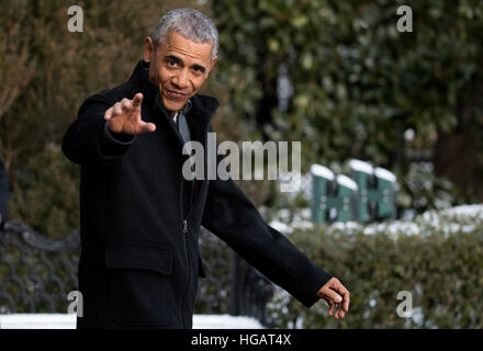 Washington, DC, USA. 07Th Jan, 2017. Le président américain Barack Obama se rend à bord d'un marin sur la pelouse Sud de la Maison Blanche à Washington, DC, USA, 07 janvier 2017. Le président Obama n'est au départ de la Maison Blanche pour une soirée voyage en Floride pour assister à un mariage. © MediaPunch Inc/Alamy Live News Banque D'Images