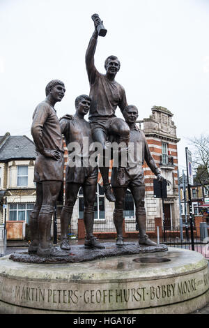 Londres, Royaume-Uni. 7 janvier 2017. La sculpture des Champions sur Barking Road près de l'emplacement de West Ham United's ancien Boleyn Ground stadium. Credit : Mark Kerrison/Alamy Live News Banque D'Images