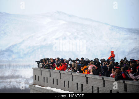 Beijing, Chine, province de Jilin. 1er janvier 2017. Les touristes voir l'aube dans la région de Shenzhen, le nord-est de la Chine, la province de Jilin, le 1 er janvier 2017. © Lin Hong/Xinhua/Alamy Live News Banque D'Images