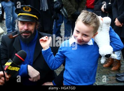 Bruxelles, Belgique. Jan 7, 2017. Un jeune fan de "Les Aventures de Tintin" vient à l'afficher dans la Grand Place de Bruxelles, Belgique, le 7 janvier 2017. Un personnage comique show de "Les Aventures de Tintin" s'est tenue à Bruxelles le samedi. "Les Aventures de Tintin" comics racontent des histoires d'un jeune journaliste belge et explorer. Ils ont été traduits dans une douzaine de langues et adapté pour la radio, la télévision, le théâtre et le cinéma. © Gong Bing/Xinhua/Alamy Live News Banque D'Images