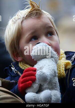 Bruxelles, Belgique. Jan 7, 2017. Un jeune fan de "Les Aventures de Tintin" vient à l'afficher dans la Grand Place de Bruxelles, Belgique, le 7 janvier 2017. Un personnage comique show de "Les Aventures de Tintin" s'est tenue à Bruxelles le samedi. "Les Aventures de Tintin" comics racontent des histoires d'un jeune journaliste belge et explorer. Ils ont été traduits dans une douzaine de langues et adapté pour la radio, la télévision, le théâtre et le cinéma. © Gong Bing/Xinhua/Alamy Live News Banque D'Images