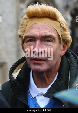 Bruxelles, Belgique. Jan 7, 2017. Un fan de "Les Aventures de Tintin" vient à l'afficher dans la Grand Place de Bruxelles, Belgique, le 7 janvier 2017. Un personnage comique show de "Les Aventures de Tintin" s'est tenue à Bruxelles le samedi. "Les Aventures de Tintin" comics racontent des histoires d'un jeune journaliste belge et explorer. Ils ont été traduits dans une douzaine de langues et adapté pour la radio, la télévision, le théâtre et le cinéma. © Gong Bing/Xinhua/Alamy Live News Banque D'Images