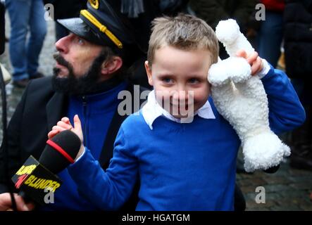 Bruxelles, Belgique. Jan 7, 2017. Un jeune fan de "Les Aventures de Tintin" vient à l'afficher dans la Grand Place de Bruxelles, Belgique, le 7 janvier 2017. Un personnage comique show de "Les Aventures de Tintin" s'est tenue à Bruxelles le samedi. "Les Aventures de Tintin" comics racontent des histoires d'un jeune journaliste belge et explorer. Ils ont été traduits dans une douzaine de langues et adapté pour la radio, la télévision, le théâtre et le cinéma. © Gong Bing/Xinhua/Alamy Live News Banque D'Images