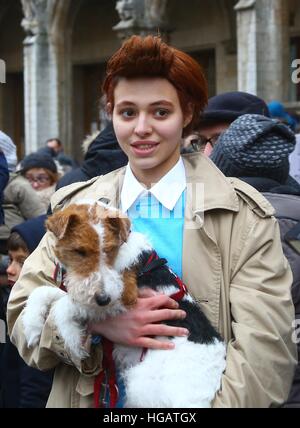 Bruxelles, Belgique. Jan 7, 2017. Un fan de "Les Aventures de Tintin" vient à l'afficher dans la Grand Place de Bruxelles, Belgique, le 7 janvier 2017. Un personnage comique show de "Les Aventures de Tintin" s'est tenue à Bruxelles le samedi. "Les Aventures de Tintin" comics racontent des histoires d'un jeune journaliste belge et explorer. Ils ont été traduits dans une douzaine de langues et adapté pour la radio, la télévision, le théâtre et le cinéma. © Gong Bing/Xinhua/Alamy Live News Banque D'Images