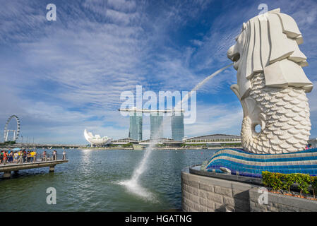 Marina Bay, Singapour, les touristes d'admirer la statue du Merlion crachant de l'eau dans le contexte de la Marina Bay Sands Resort und le Singapore Flyer Banque D'Images