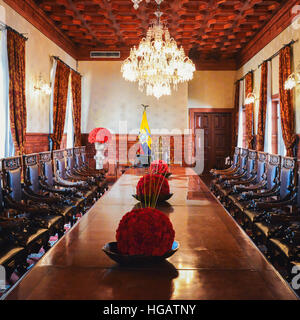 L'intérieur du palais présidentiel équatorien (Palacio de Carondelet) à la salle de réunion des ministres Banque D'Images