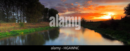 Coucher du soleil d'hiver sur une vidange Fenland, Cambridgeshire, Angleterre, Grande-Bretagne, Royaume-Uni Banque D'Images