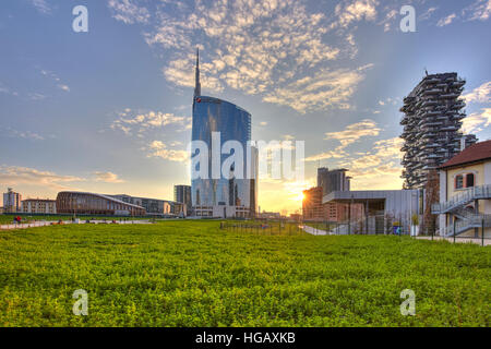 Le quartier moderne de Porta Nuova avec tour d'Unicredit, Milan, Italie Banque D'Images