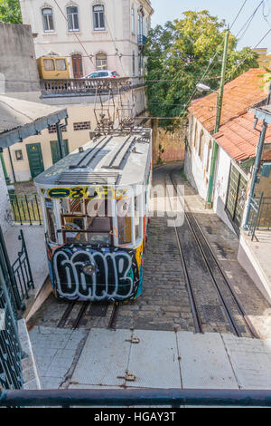 Le funiculaire historique Ascensor do Lavra, l'un des plus vieux funiculaires à Lisbonne, au Portugal, s'arrête à la gare supérieure. Banque D'Images