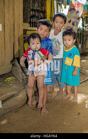 Quatre jeunes Frères philippins s'entraider dans les Philippines. Banque D'Images