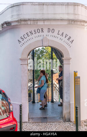 L'entrée supérieure à la station de funiculaire Ascensor do Lavra. Il est l'un des plus anciens funiculaires à Lisbonne, Portugal. Banque D'Images