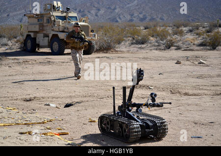 Technicien des explosifs et munitions à l'aide d'un talon Marc 2 robot. Banque D'Images