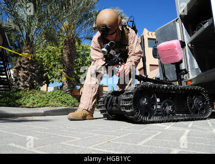 L'élimination des explosifs et munitions Technicien prépare un talon robot télécommandé. Banque D'Images