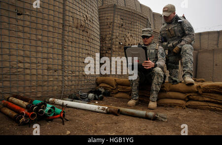 Les soldats de l'US Air Force de recueillir des données sur les explosifs. Banque D'Images