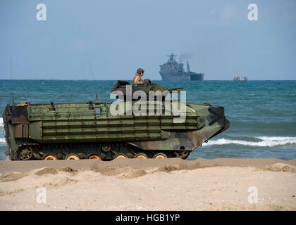 Un Corps des marines de l'arrivée d'un véhicule d'assaut amphibie à terre à Pohang, en République de Corée. Banque D'Images